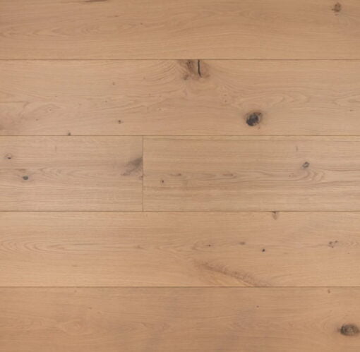 Horizontal wood flooring with small brown details